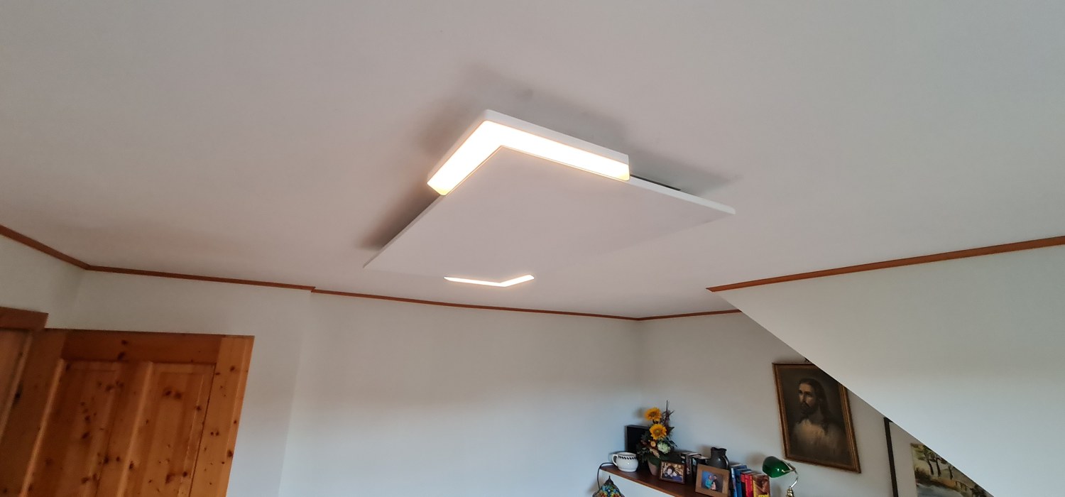 LED Corner in der Praxis: schlanke Lichtwinkel an den Kanten des Deckenpaneels – Wärme von der Fläche, Licht aus den Ecken.