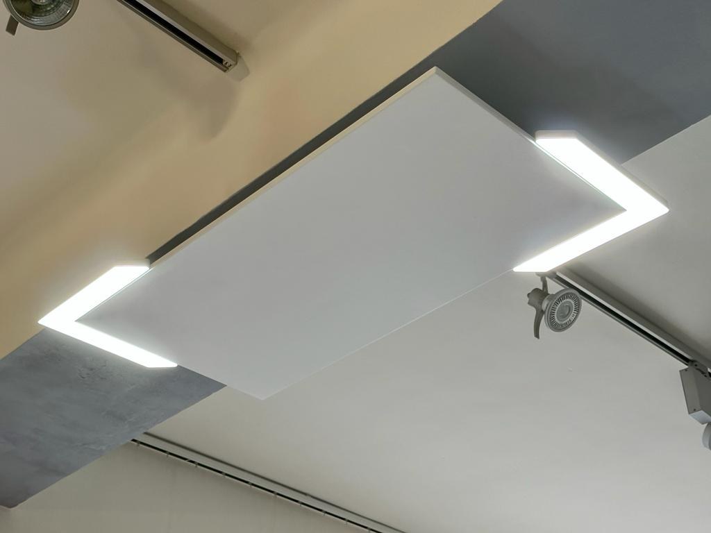 LED Corner: zwei Lichtleisten an den Deckenkanten