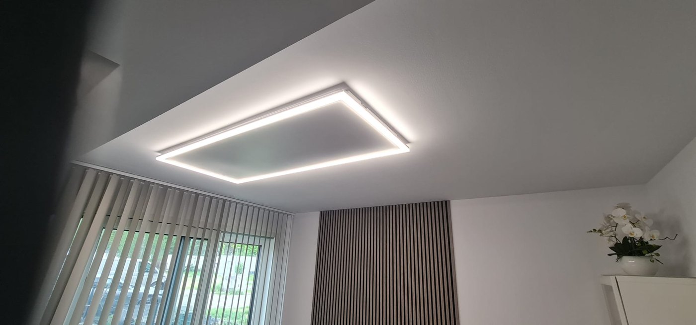 LED Frame an der Decke: umlaufendes Licht rund um das Infrarot-Deckenpaneel – Wärme und Beleuchtung aus einem Element.