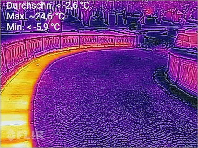Wärmebild derselben Auffahrt: das beheizte Gehband bis 24,6 Grad, die Umgebung bis minus 5,9 Grad